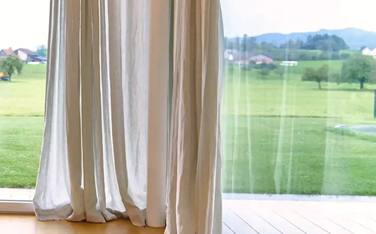 Passender Vorhand an einem Fenster